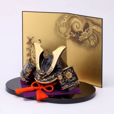 Kabuto "Shu-sse" d'Oro con Paravento "Dragone e Tigre"