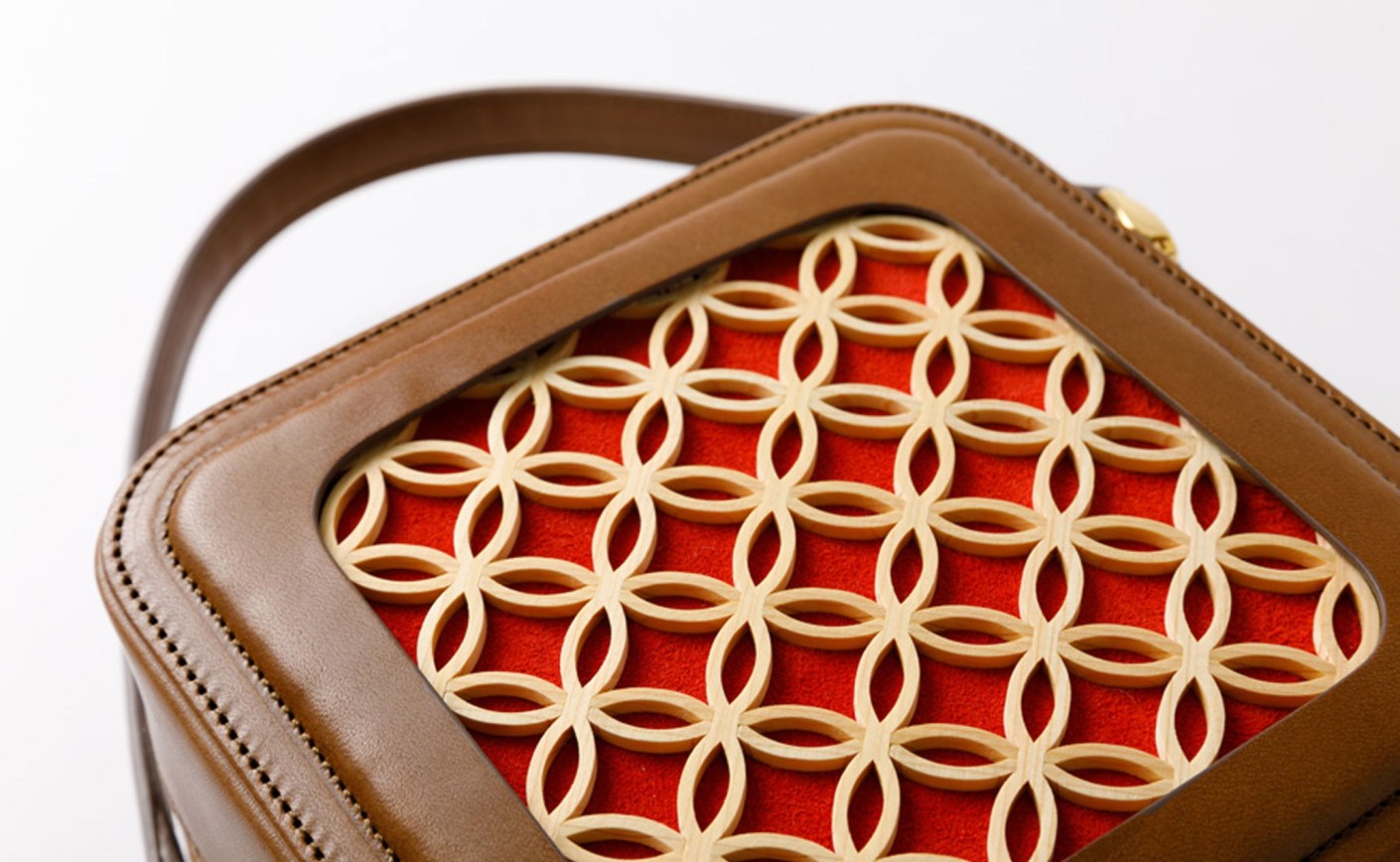 La tradizionale tecnica del kumiko da vita  ad una borsa moderna